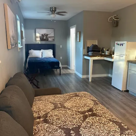 Atx Tiny House Hotel